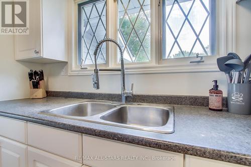 621 Pinegrove Avenue, Innisfil, ON - Indoor Photo Showing Kitchen With Double Sink