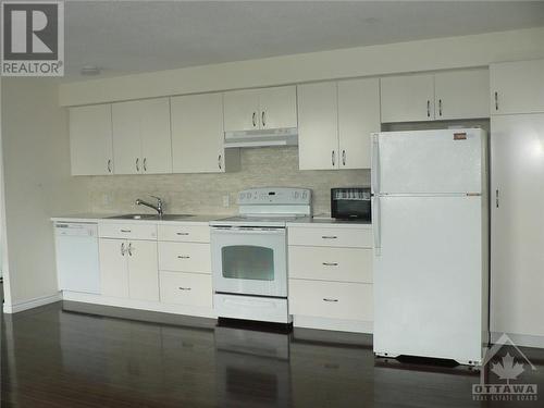 470 Laurier Avenue W Unit#2006, Ottawa, ON - Indoor Photo Showing Kitchen