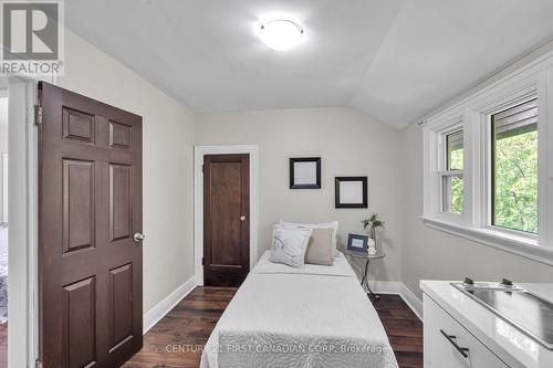 107 Oxford Street W, London, ON - Indoor Photo Showing Bedroom