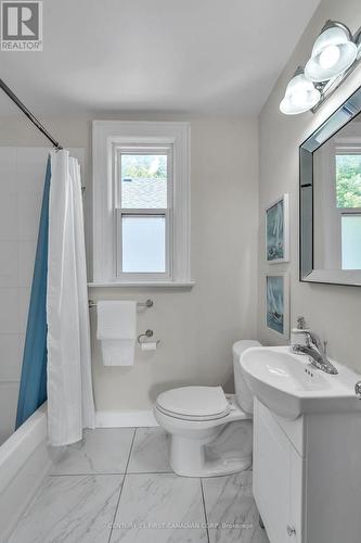 107 Oxford Street W, London, ON - Indoor Photo Showing Bathroom