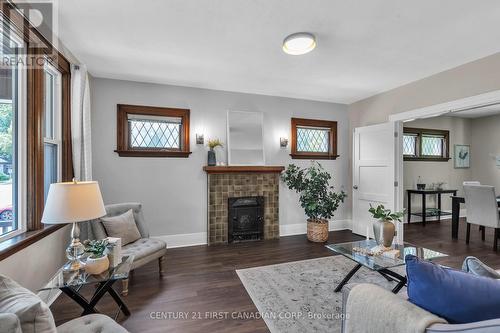 107 Oxford Street W, London, ON - Indoor Photo Showing Living Room With Fireplace