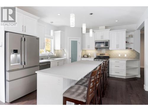 2539 Loseth Road, Kelowna, BC - Indoor Photo Showing Kitchen With Upgraded Kitchen