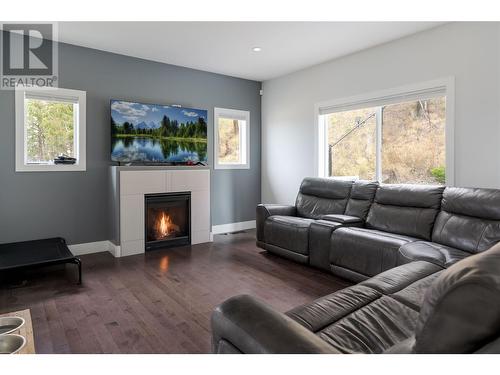 2539 Loseth Road, Kelowna, BC - Indoor Photo Showing Living Room With Fireplace