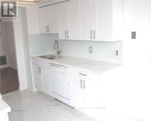 909 - 1121 Steeles Avenue W, Toronto, ON - Indoor Photo Showing Kitchen