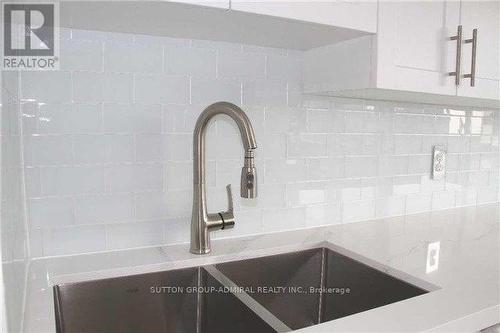 909 - 1121 Steeles Avenue W, Toronto, ON - Indoor Photo Showing Kitchen