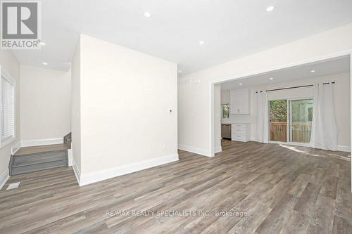 137 Peter Street, Hamilton, ON - Indoor Photo Showing Other Room