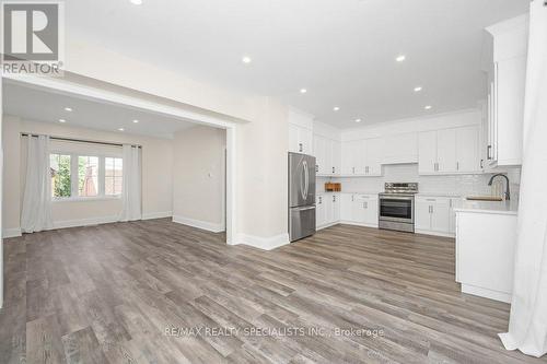 137 Peter Street, Hamilton, ON - Indoor Photo Showing Kitchen