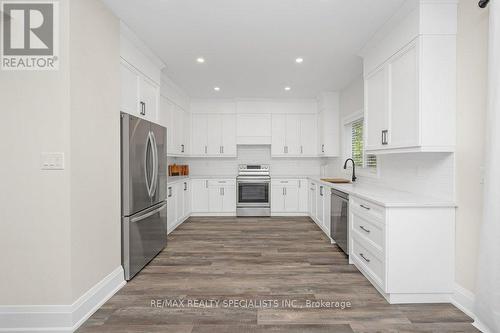 137 Peter Street, Hamilton, ON - Indoor Photo Showing Kitchen