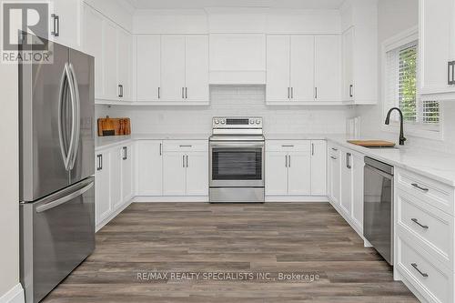 137 Peter Street, Hamilton, ON - Indoor Photo Showing Kitchen With Upgraded Kitchen