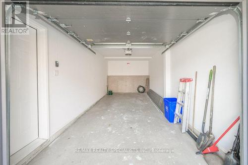 137 Peter Street, Hamilton, ON - Indoor Photo Showing Garage