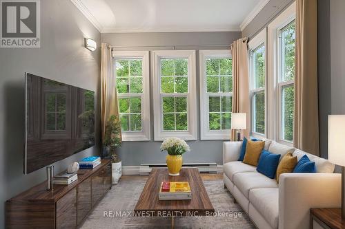 35 Todholm Drive, Muskoka Lakes, ON - Indoor Photo Showing Living Room