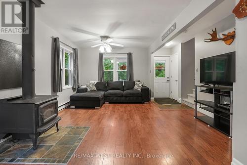 35 Todholm Drive, Muskoka Lakes, ON - Indoor Photo Showing Living Room