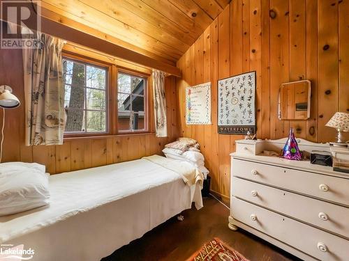 53 Birdwood Drive, Mcdougall, ON - Indoor Photo Showing Bedroom