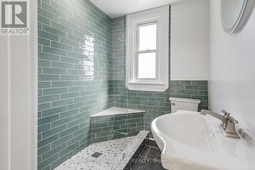 18 Fairholt Road N, Hamilton, ON - Indoor Photo Showing Bathroom