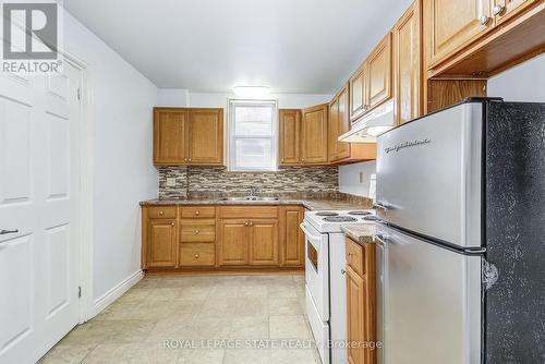 18 Fairholt Road N, Hamilton, ON - Indoor Photo Showing Kitchen