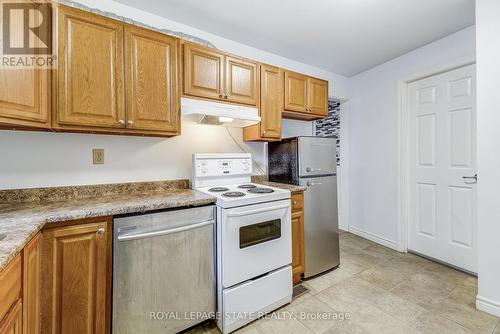 18 Fairholt Road N, Hamilton, ON - Indoor Photo Showing Kitchen