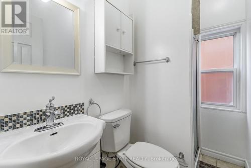 18 Fairholt Road N, Hamilton, ON - Indoor Photo Showing Bathroom