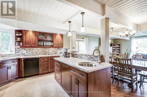 207 Ways Bay Drive, Georgina, ON - Indoor Photo Showing Kitchen With Upgraded Kitchen