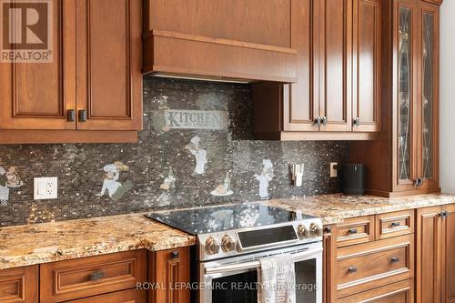 8829 Joseph Court, Niagara Falls, ON - Indoor Photo Showing Kitchen With Upgraded Kitchen