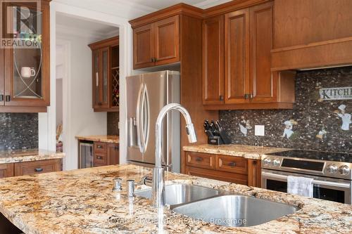 8829 Joseph Court, Niagara Falls, ON - Indoor Photo Showing Kitchen With Double Sink With Upgraded Kitchen