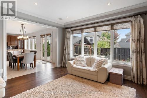 8829 Joseph Court, Niagara Falls, ON - Indoor Photo Showing Living Room