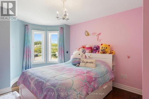 8829 Joseph Court, Niagara Falls, ON - Indoor Photo Showing Bedroom