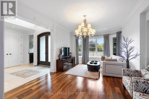 8829 Joseph Court, Niagara Falls, ON - Indoor Photo Showing Living Room