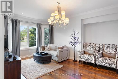 8829 Joseph Court, Niagara Falls, ON - Indoor Photo Showing Living Room