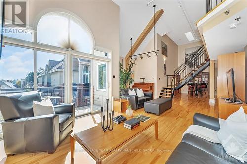 302 - 400 Mcleod Street, Ottawa, ON - Indoor Photo Showing Living Room