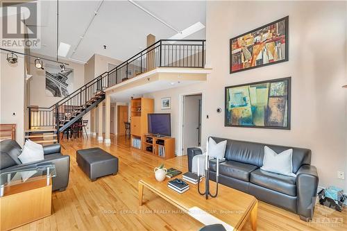 302 - 400 Mcleod Street, Ottawa, ON - Indoor Photo Showing Living Room