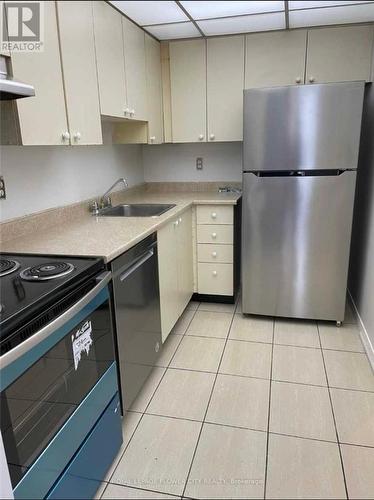 1011 - 145 Hillcrest Avenue, Mississauga, ON - Indoor Photo Showing Kitchen