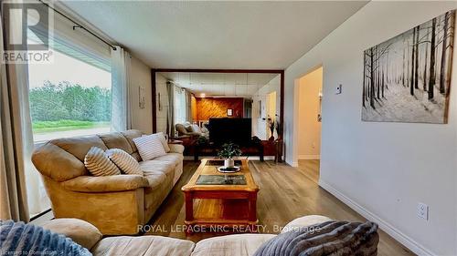 6 Deer Avenue, Manitouwadge, ON - Indoor Photo Showing Living Room