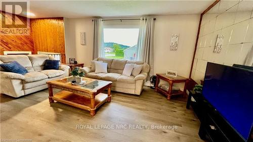 6 Deer Avenue, Manitouwadge, ON - Indoor Photo Showing Living Room