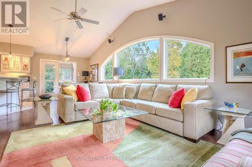 101 Mcgregor Drive, Kawartha Lakes (Bobcaygeon), ON - Indoor Photo Showing Living Room