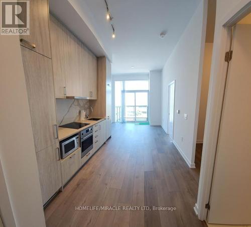 215 - 60 Honeycrisp Crescent, Vaughan, ON - Indoor Photo Showing Kitchen