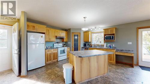 1409 Broadway Avenue, Moosomin, SK - Indoor Photo Showing Kitchen With Double Sink