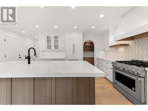 565 Sarsons Road, Kelowna, BC - Indoor Photo Showing Kitchen With Upgraded Kitchen