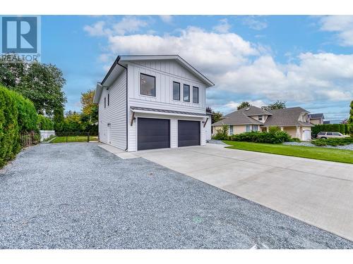 565 Sarsons Road, Kelowna, BC - Outdoor With Facade