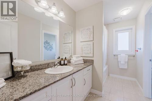 2431 Evans Boulevard, London, ON - Indoor Photo Showing Bathroom