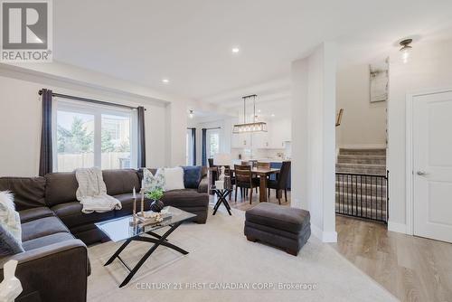 2431 Evans Boulevard, London, ON - Indoor Photo Showing Living Room