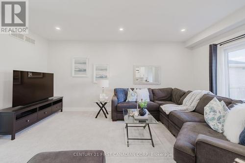 2431 Evans Boulevard, London, ON - Indoor Photo Showing Living Room