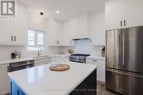 2431 Evans Boulevard, London, ON - Indoor Photo Showing Kitchen With Upgraded Kitchen