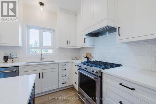 2431 Evans Boulevard, London, ON - Indoor Photo Showing Kitchen With Upgraded Kitchen