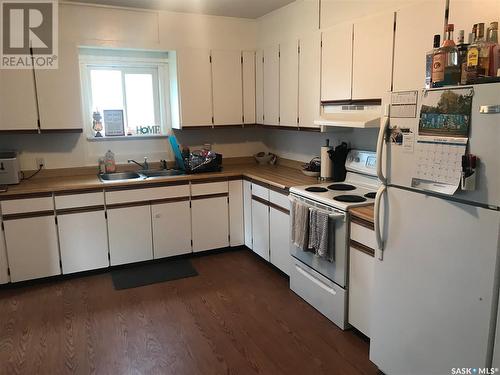 330 2Nd Street S, Martensville, SK - Indoor Photo Showing Kitchen With Double Sink