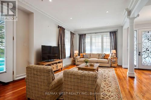 18 Augustine Avenue, Richmond Hill, ON - Indoor Photo Showing Living Room