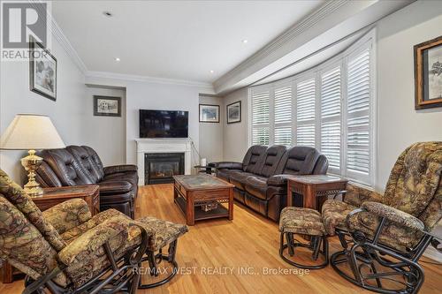 18 Augustine Avenue, Richmond Hill, ON - Indoor Photo Showing Living Room With Fireplace