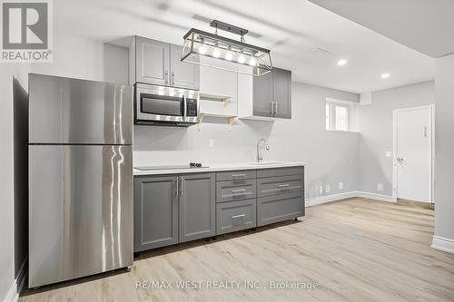 18 Augustine Avenue, Richmond Hill, ON - Indoor Photo Showing Kitchen