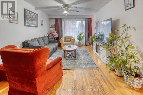 1340 Cedar Street W, Oshawa, ON - Indoor Photo Showing Living Room