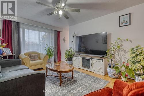 1340 Cedar Street W, Oshawa, ON - Indoor Photo Showing Living Room