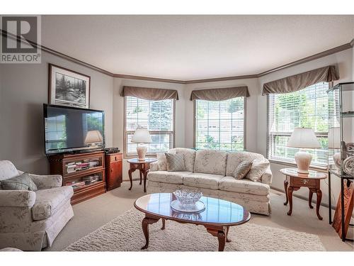 595 Yates Road Unit# 34 Lot# 76, Kelowna, BC - Indoor Photo Showing Living Room